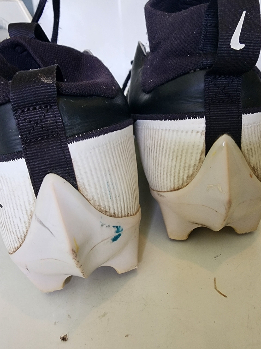 Nike Men’s Black and White Athletic Cleats - Picture 4 of 5